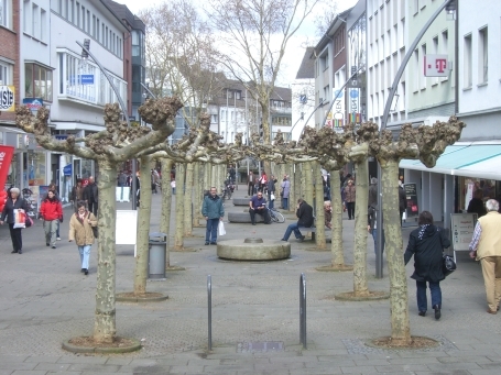 Viersen : Die Fußgängerzone in der Hauptstraße besteht aus einem Laubengang mit Platanen